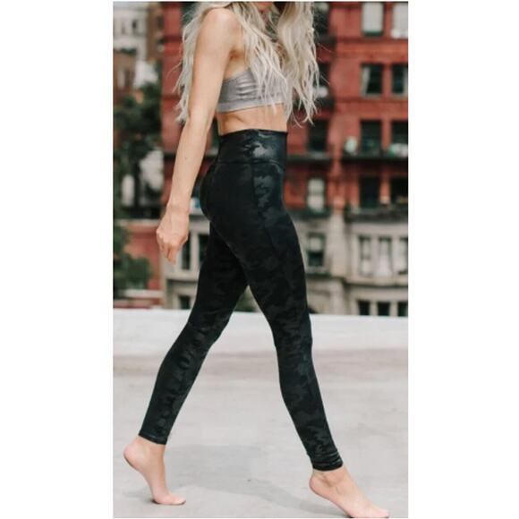 NEW SPANX Women's Matte Black Faux Leather Glossy Camo Shaping Leggings Size M - Picture 9 of 10